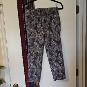 Jules & Leopold Feather Print Capris - Navy and White